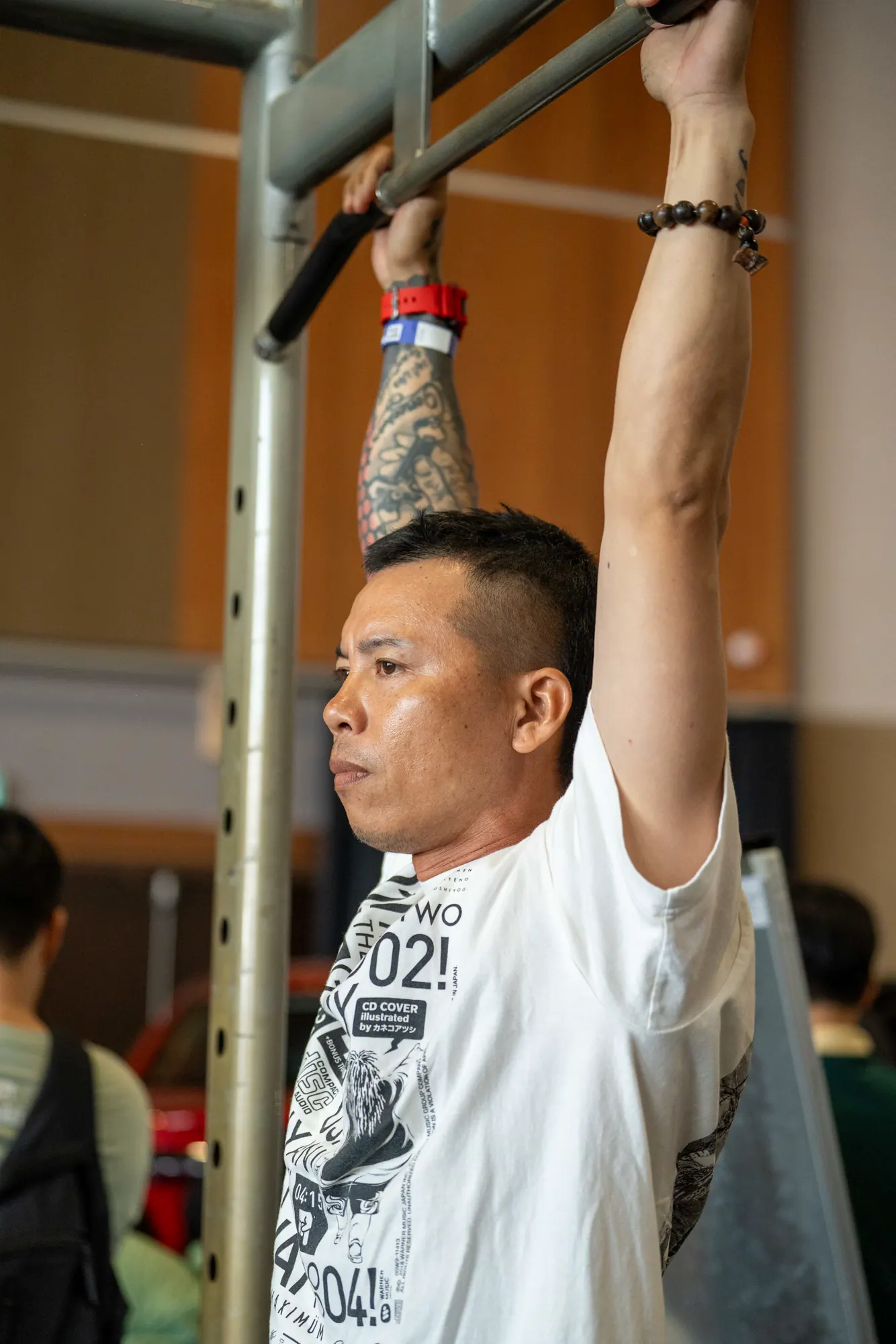 Athlete beside the pull-up rig between movements